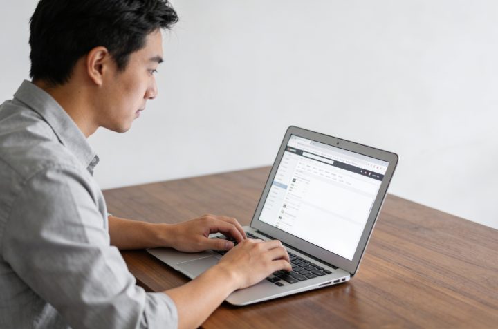 Homme chinois assis bureau utilisant moteur web