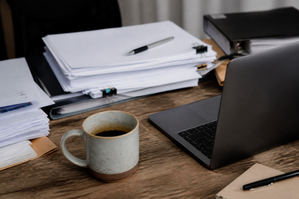 Bureau organise laptop documents feuilles et tasse cafe noir