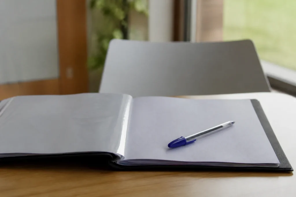 Classeur ouvert avec contrat de travail et stylo bleu