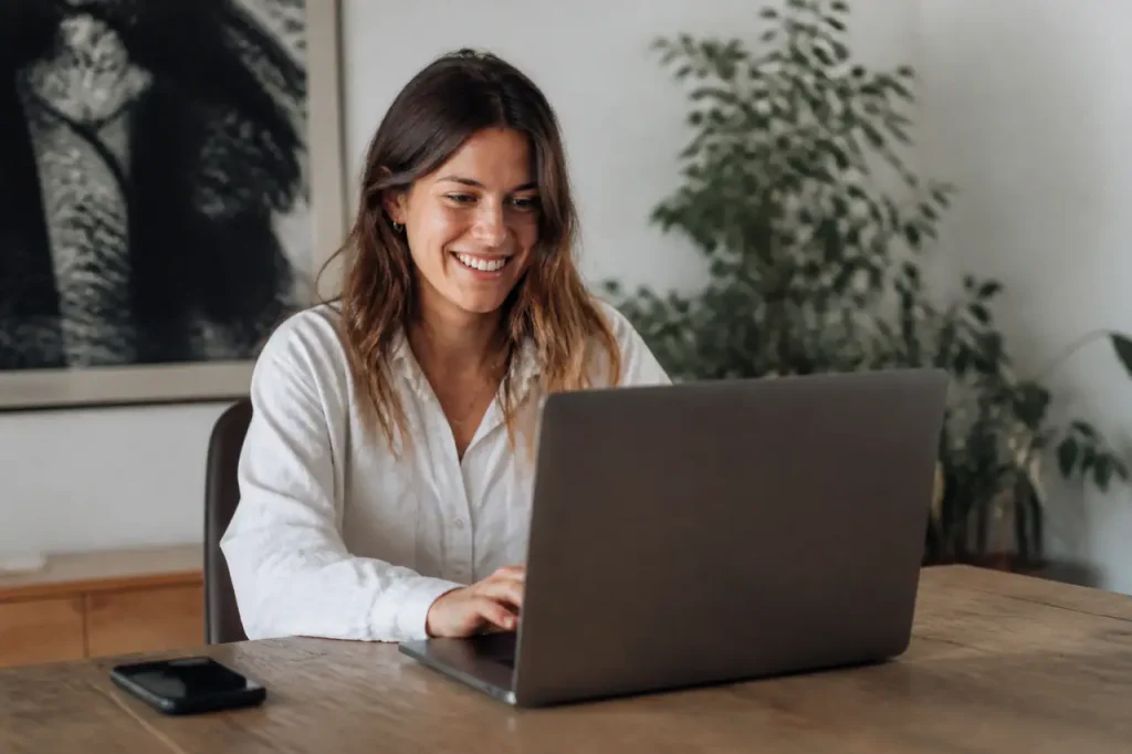 Consultante souriante devant un ordinateur portable sur table