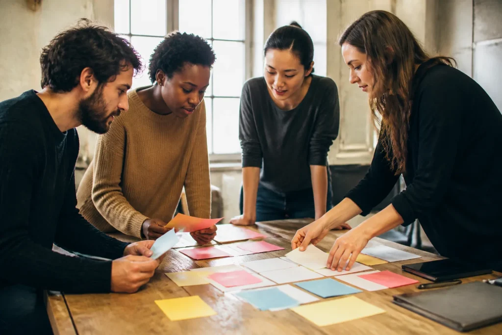 Equipe reunie autour dune table avec feuilles colorees
