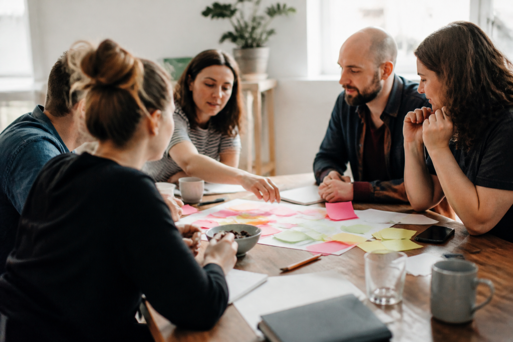 Equipe reunie autour dune table avec notes colorees